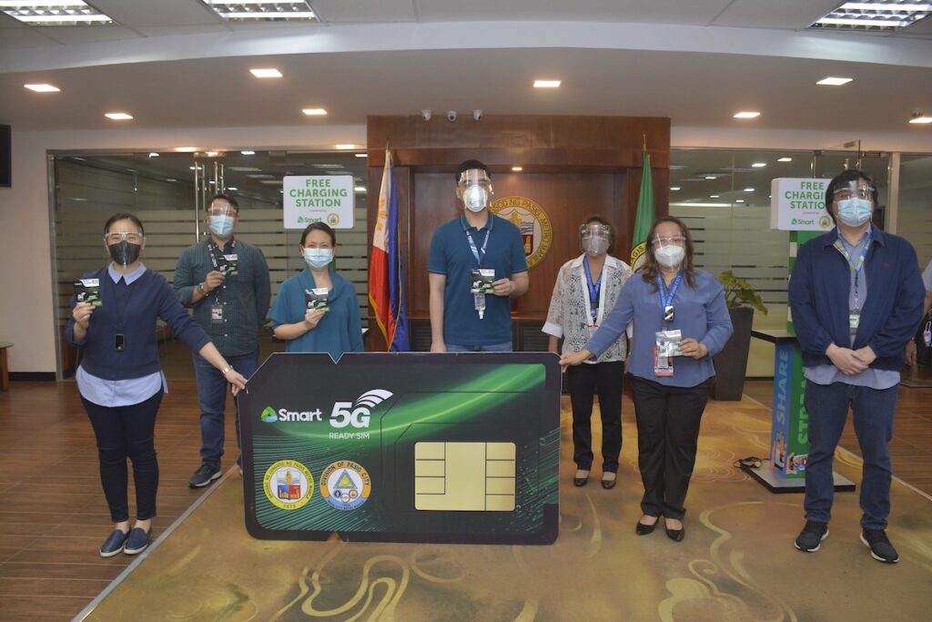 Present during the turnover for Pasig City's e-learning initiatives are Pasig City Mayor Vico Sotto (fourth from right) and PLDT-Smart Vice President and Head of Customer Development for NCR and Palawan Gia Palafox (third from left).